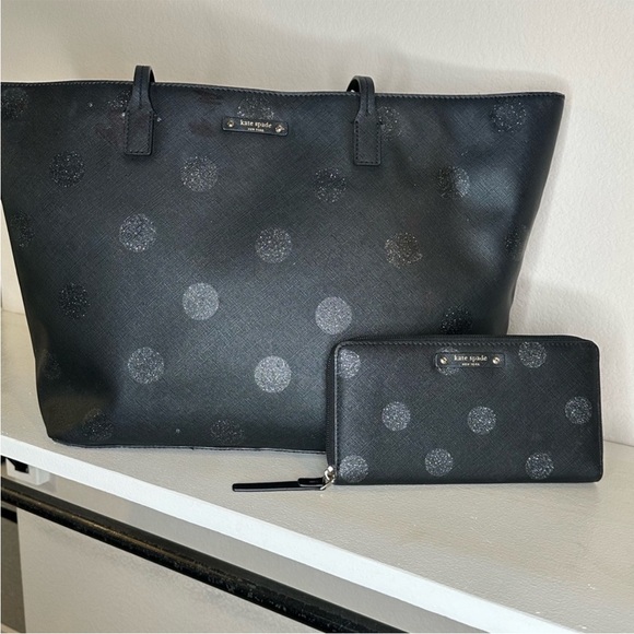 kate spade Handbags - KATE SPADE ♠️ Large Tote EUC with NWT matching wallet